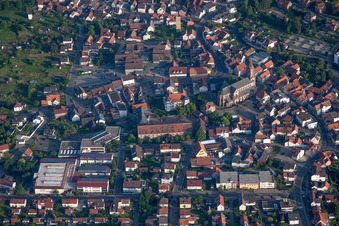 Vue aérienne de Vue des rues et des maisons dans les quartiers résidentiels à Hardheim dans le département Bade-Wurtemberg, Allemagne