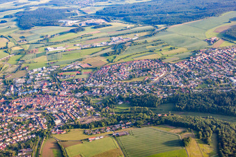 Vue aérienne de Vue des rues et des maisons dans les quartiers résidentiels à Buchen dans le département Bade-Wurtemberg, Allemagne