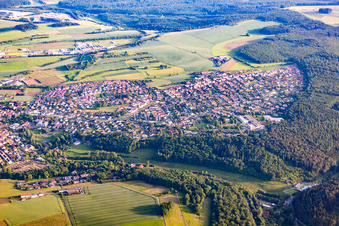 Vue aérienne de Vue des rues et des maisons dans les quartiers résidentiels à Buchen dans le département Bade-Wurtemberg, Allemagne