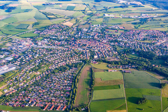 Vue des rues et des maisons dans les quartiers résidentiels à Buchen dans le département Bade-Wurtemberg, Allemagne d'en haut