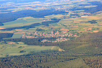 Vue aérienne de Vue du village depuis le nord-ouest à le quartier Trienz in Fahrenbach dans le département Bade-Wurtemberg, Allemagne