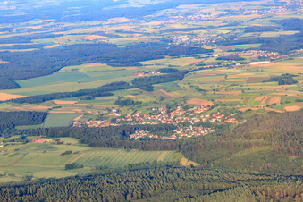 Vue aérienne de Vue du village depuis le nord-ouest à le quartier Trienz in Fahrenbach dans le département Bade-Wurtemberg, Allemagne