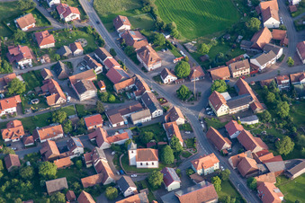 Vue aérienne de Mât enrubanné à le quartier Schollbrunn in Waldbrunn dans le département Bade-Wurtemberg, Allemagne