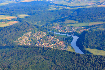 Vue aérienne de Vue de la ville sur le Neckar depuis le nord-ouest à Neckargerach dans le département Bade-Wurtemberg, Allemagne