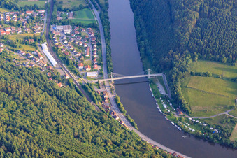 Vue oblique de Pont du Neckar à Neckargerach dans le département Bade-Wurtemberg, Allemagne