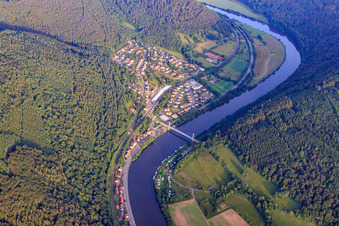 Pont du Neckar à Neckargerach dans le département Bade-Wurtemberg, Allemagne d'en haut
