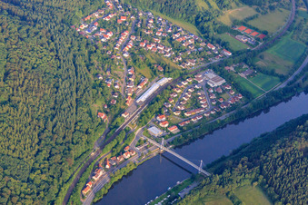 Pont du Neckar à Neckargerach dans le département Bade-Wurtemberg, Allemagne hors des airs