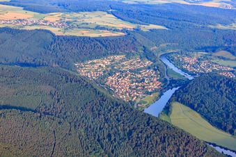 Vue aérienne de Vue de la ville sur le Neckar depuis le nord-ouest à Neckargerach dans le département Bade-Wurtemberg, Allemagne