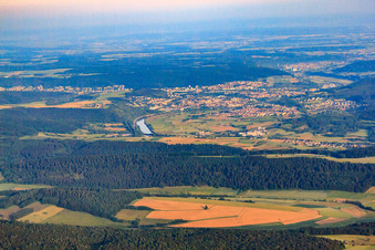 Vue aérienne de Aperçu de la ville depuis le nord-ouest à le quartier Neckarelz in Mosbach dans le département Bade-Wurtemberg, Allemagne