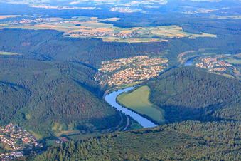 Vue oblique de Vue de la ville sur le Neckar depuis le nord-ouest à Neckargerach dans le département Bade-Wurtemberg, Allemagne