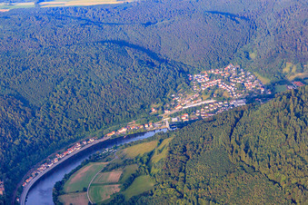 Vue aérienne de Vue de la ville sur le Neckar depuis l'ouest à Zwingenberg dans le département Bade-Wurtemberg, Allemagne