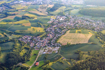 Vue aérienne de Vue du village de l'Odenwald depuis l'est à Wiesenbach dans le département Bade-Wurtemberg, Allemagne