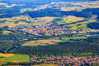 Vue aérienne de Vue du village de l'Odenwald depuis le nord à Eschelbronn dans le département Bade-Wurtemberg, Allemagne