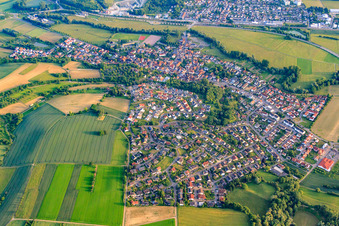 Vue aérienne de Vue du village de l'Odenwald depuis le nord-est à Mauer dans le département Bade-Wurtemberg, Allemagne