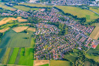 Vue aérienne de Vue du village de l'Odenwald depuis le nord-est à Mauer dans le département Bade-Wurtemberg, Allemagne