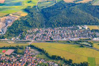 Vue aérienne de Bahnhofstraße et gare Mauer (b Heidelberg) à Mauer dans le département Bade-Wurtemberg, Allemagne