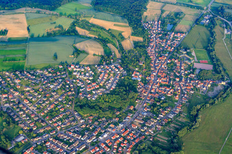 Vue aérienne de Vue du village de Kraichgau depuis le nord-ouest à Mauer dans le département Bade-Wurtemberg, Allemagne