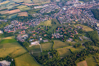 Vue aérienne de Centre psychiatrique de Baden-Nord du nord-est à le quartier Altwiesloch in Wiesloch dans le département Bade-Wurtemberg, Allemagne