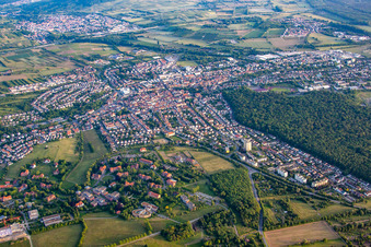 Vue aérienne de Du nord-est à le quartier Altwiesloch in Wiesloch dans le département Bade-Wurtemberg, Allemagne