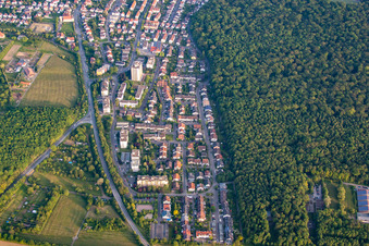 Vue aérienne de Heidelberger Straße depuis le nord à Wiesloch dans le département Bade-Wurtemberg, Allemagne