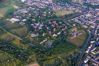 Vue d'oiseau de Terrain de la clinique du Centre psychiatrique de Bade-du-Nord à le quartier Altwiesloch in Wiesloch dans le département Bade-Wurtemberg, Allemagne
