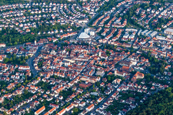 Vue aérienne de Vue des rues et des maisons dans les quartiers résidentiels à Wiesloch dans le département Bade-Wurtemberg, Allemagne