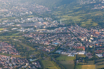 Vue aérienne de Vue des rues et des maisons dans les quartiers résidentiels à Leimen dans le département Bade-Wurtemberg, Allemagne