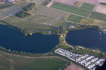 Vue d'oiseau de Centre de loisirs de la St Leoner Wasser-Ski-Seilbahn GmbH au bord du lac à Sankt Leon-Red à le quartier Sankt Leon in St. Leon-Rot dans le département Bade-Wurtemberg, Allemagne