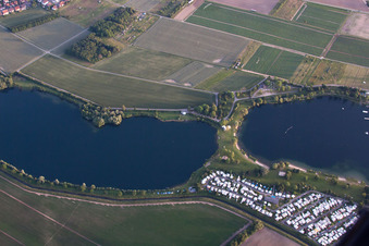 Centre de loisirs de la St Leoner Wasser-Ski-Seilbahn GmbH au bord du lac à Sankt Leon-Red à le quartier Sankt Leon in St. Leon-Rot dans le département Bade-Wurtemberg, Allemagne vue du ciel