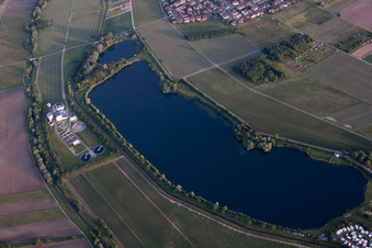 Enregistrement par drone de Centre de loisirs de la St Leoner Wasser-Ski-Seilbahn GmbH au bord du lac à Sankt Leon-Red à le quartier Sankt Leon in St. Leon-Rot dans le département Bade-Wurtemberg, Allemagne
