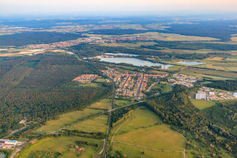 Vue aérienne de Vue du nord à Hardtsee à le quartier Huttenheim in Philippsburg dans le département Bade-Wurtemberg, Allemagne