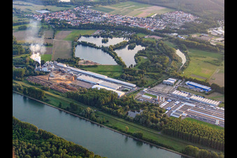 Vue aérienne de Zone de loisirs de Sollachsee derrière les halls de production de Rheinspan GmbH & Co. KG sur les rives du Rhin à Germersheim dans le département Rhénanie-Palatinat, Allemagne