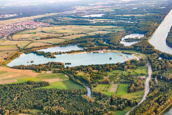 Vue aérienne de Lac de baignade de Giesen à le quartier Liedolsheim in Dettenheim dans le département Bade-Wurtemberg, Allemagne