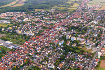 Vue d'ensemble de la ville depuis le nord-est à Kandel dans le département Rhénanie-Palatinat, Allemagne vue d'en haut