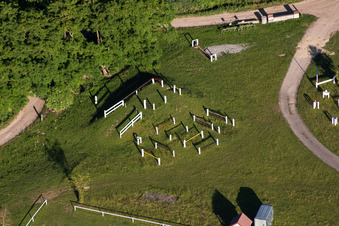 Haras de la Neée à Neewiller-près-Lauterbourg dans le département Bas Rhin, France vue d'en haut