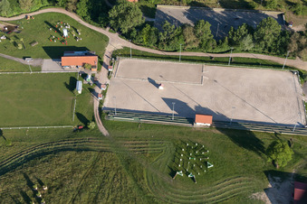 Vue oblique de Hippodrome de l'hippodrome - Piste de trot du Haras de la Née à Néewiller-prés-Lauterbourg à Neewiller-près-Lauterbourg dans le département Bas Rhin, France