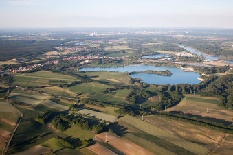 Lac de carrière à Lauterbourg dans le département Bas Rhin, France vue d'en haut