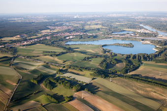 Lac de carrière à Lauterbourg dans le département Bas Rhin, France depuis l'avion
