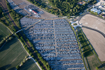 Vue aérienne de Parking et aire de stockage pour voitures de Walon à Lauterbourg dans le département Bas Rhin, France