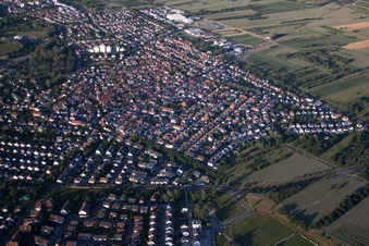 Vue aérienne de Friedenstr à le quartier Mörsch in Rheinstetten dans le département Bade-Wurtemberg, Allemagne