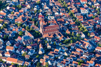 Vue aérienne de Église du bureau paroissial catholique St. Ulrich Mörsch au centre du village à le quartier Mörsch in Rheinstetten dans le département Bade-Wurtemberg, Allemagne