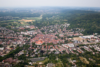 Ettlingen dans le département Bade-Wurtemberg, Allemagne vue du ciel