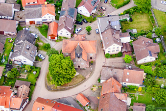 Vue aérienne de Église protestante à le quartier Spielberg in Karlsbad dans le département Bade-Wurtemberg, Allemagne