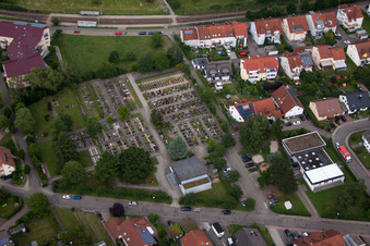 Vue aérienne de Cimetière à le quartier Spielberg in Karlsbad dans le département Bade-Wurtemberg, Allemagne