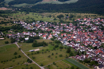 Quartier Ittersbach in Karlsbad dans le département Bade-Wurtemberg, Allemagne du point de vue du drone