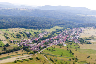 Vue aérienne de Vue sur le village à le quartier Langenalb in Straubenhardt dans le département Bade-Wurtemberg, Allemagne