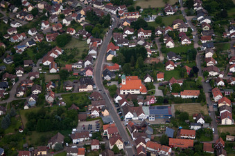 Vue aérienne de Rue Herrenalber à le quartier Conweiler in Straubenhardt dans le département Bade-Wurtemberg, Allemagne