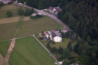 Vue aérienne de Schwann, Hôtel Adlerhof à le quartier Conweiler in Straubenhardt dans le département Bade-Wurtemberg, Allemagne