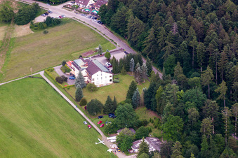 Vue aérienne de Landhotel Adlerhof sur l'aérodrome de vol à voile de Schwann à le quartier Conweiler in Straubenhardt dans le département Bade-Wurtemberg, Allemagne