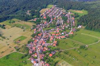 Vue aérienne de Vue du village dans le nord de la Forêt-Noire depuis le sud-ouest à le quartier Dennach in Neuenbürg dans le département Bade-Wurtemberg, Allemagne